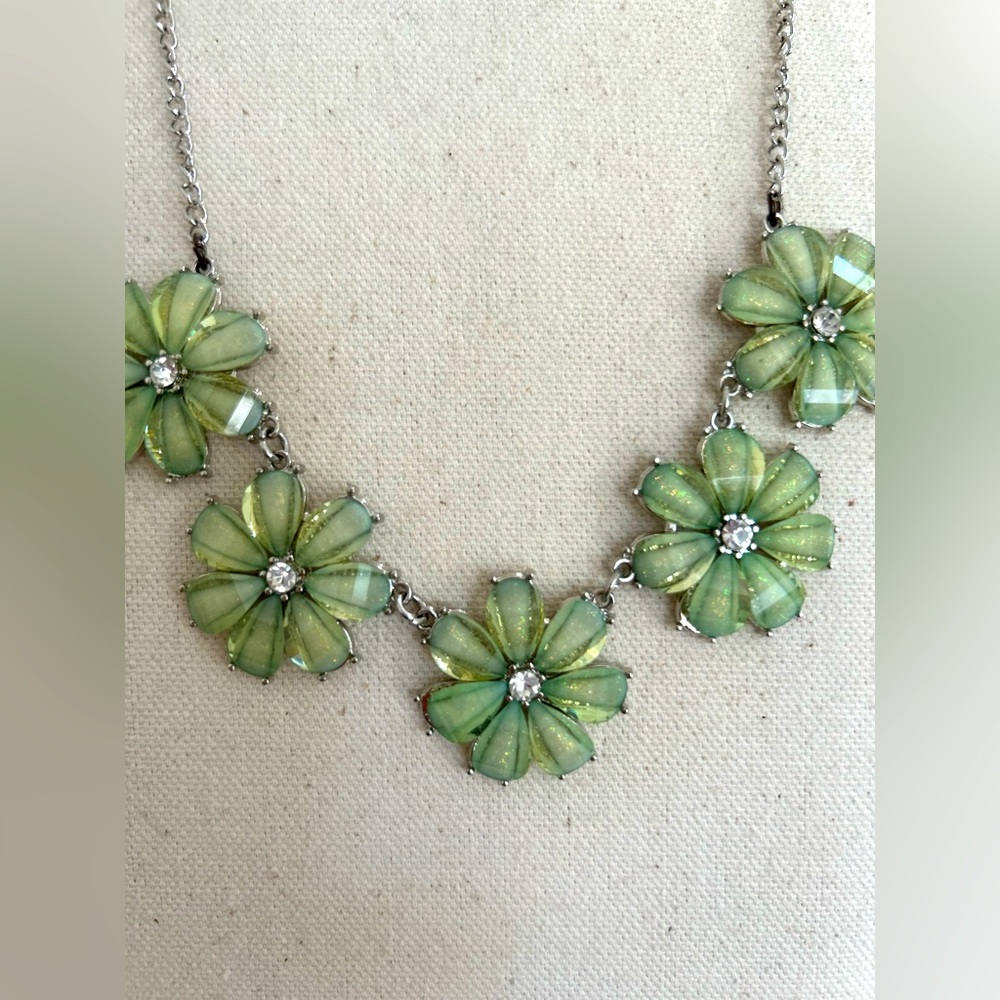 Boutique green glass flower necklace in perfect condition